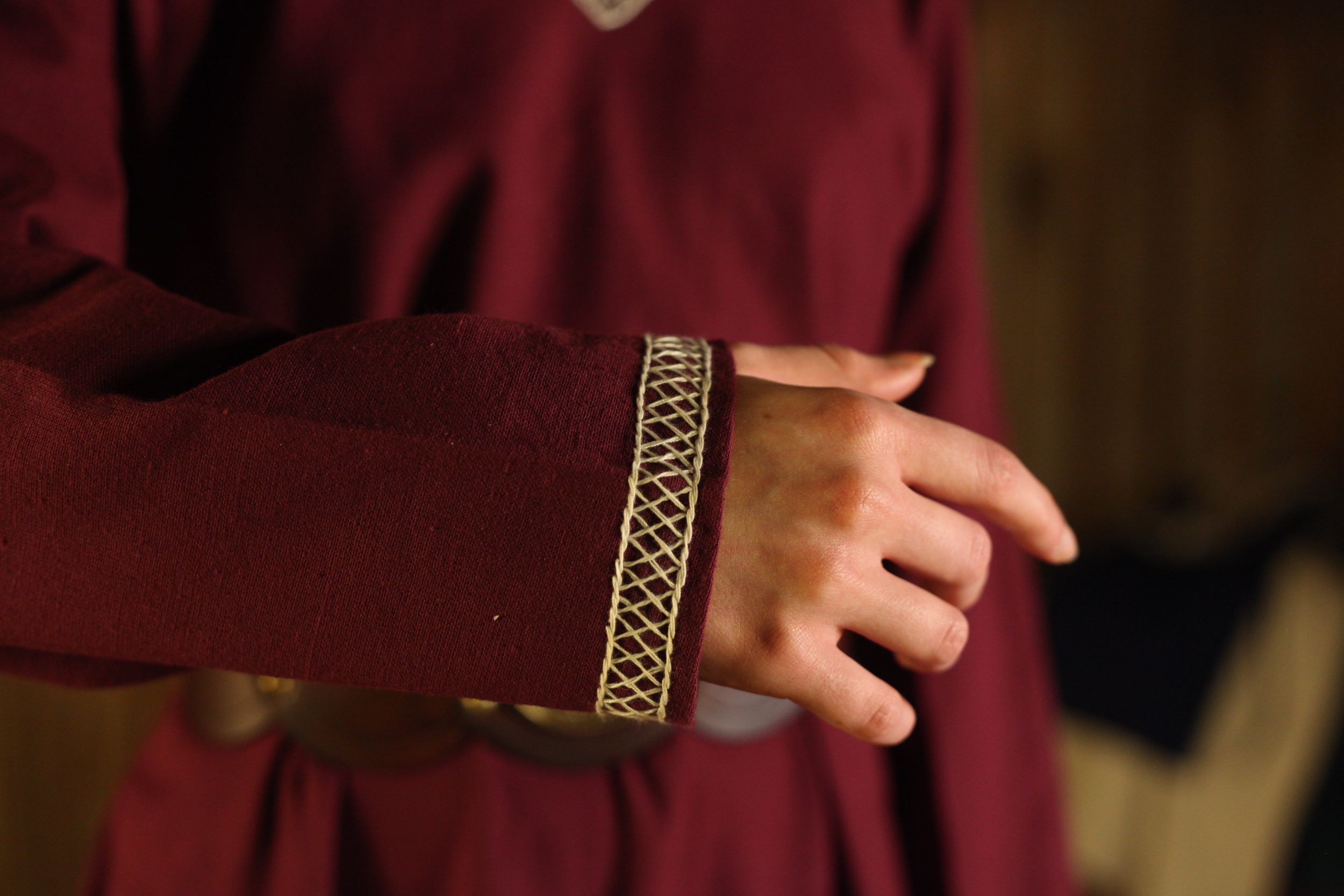 Weinrotes Wikingerkleid Brigida mit Handstickerei