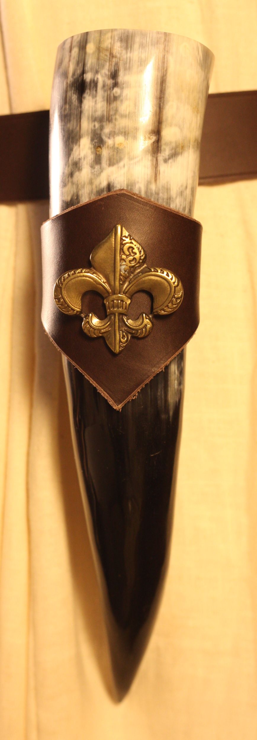 Trinkhorn mit Halter braun Fleur de Lys ca. 300ml