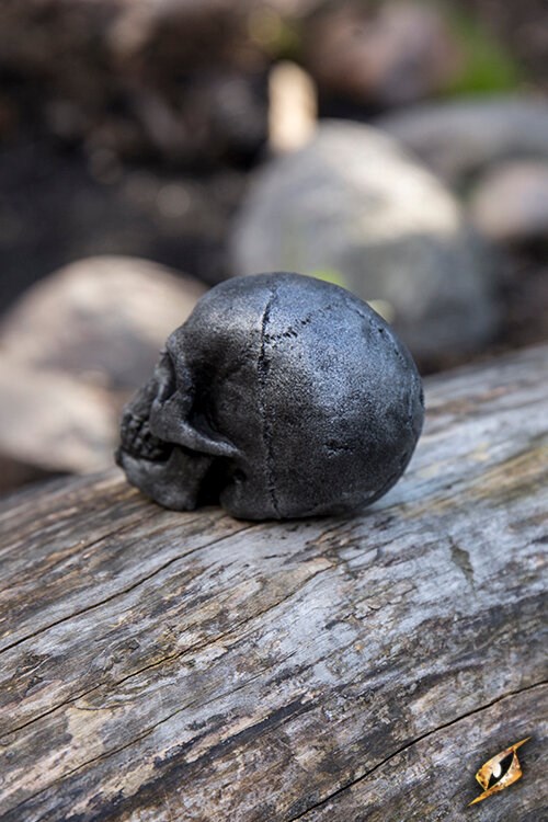 Kleiner Schädel aus Stahl