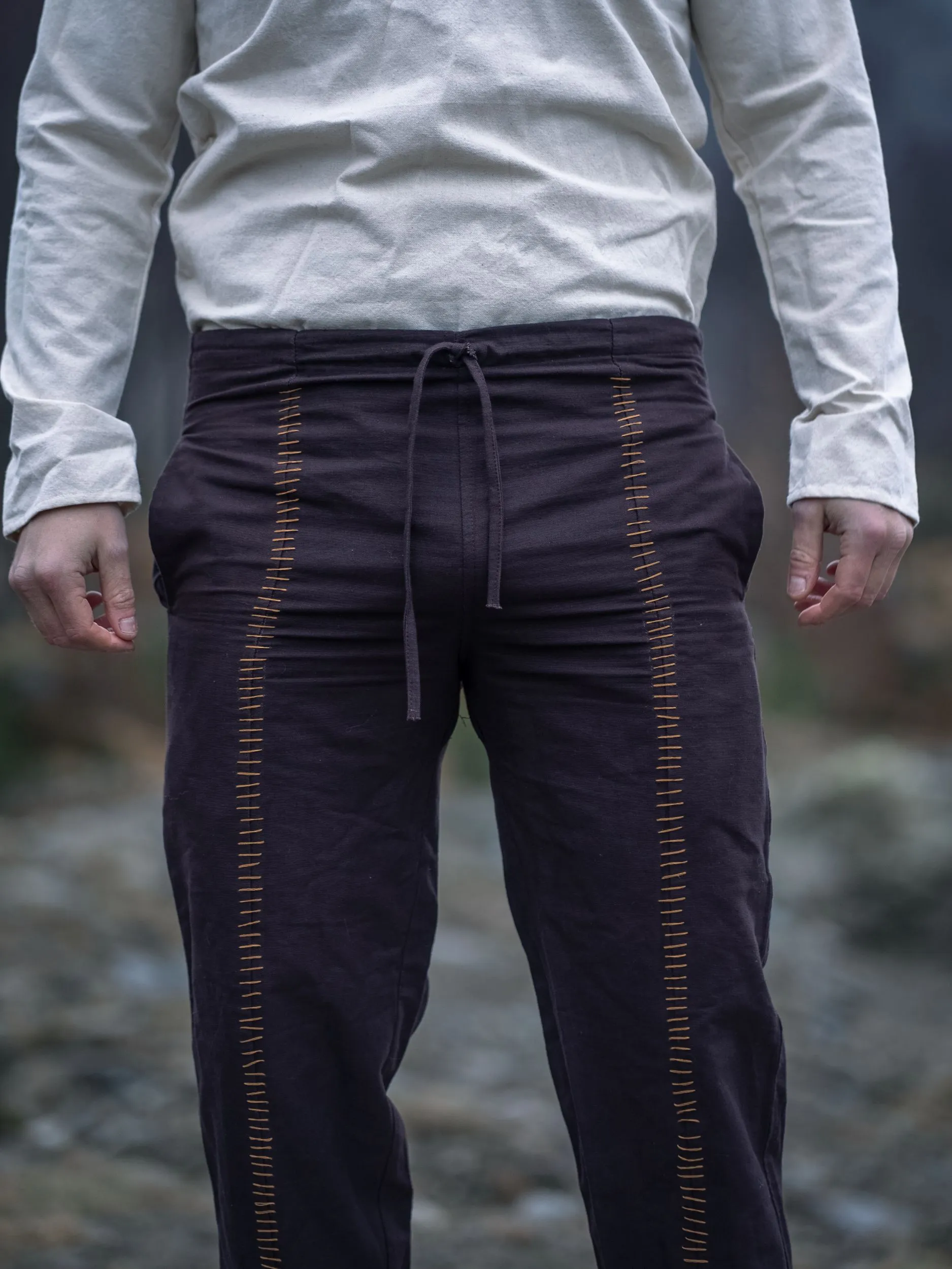 Dunkelbraune Baumwollhose mit Ziernaht