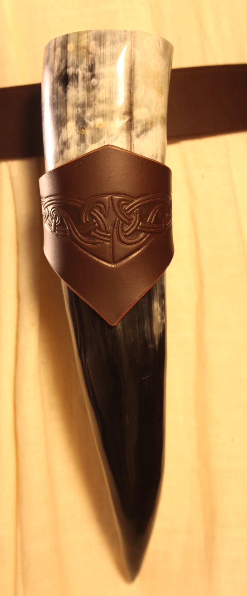 Trinkhorn mit Halter braun Prägung ca. 300ml