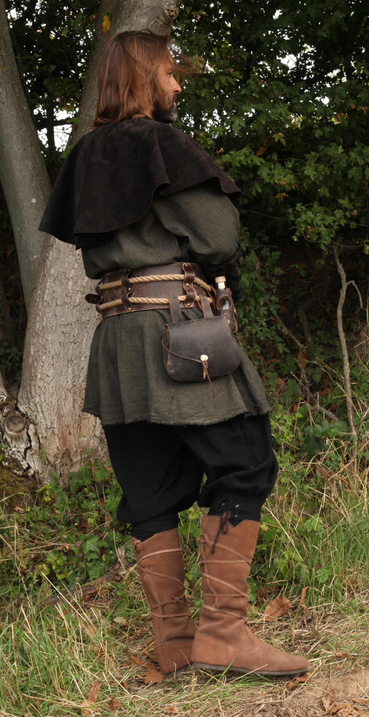 Breiter Ledergürtel mit Seilen