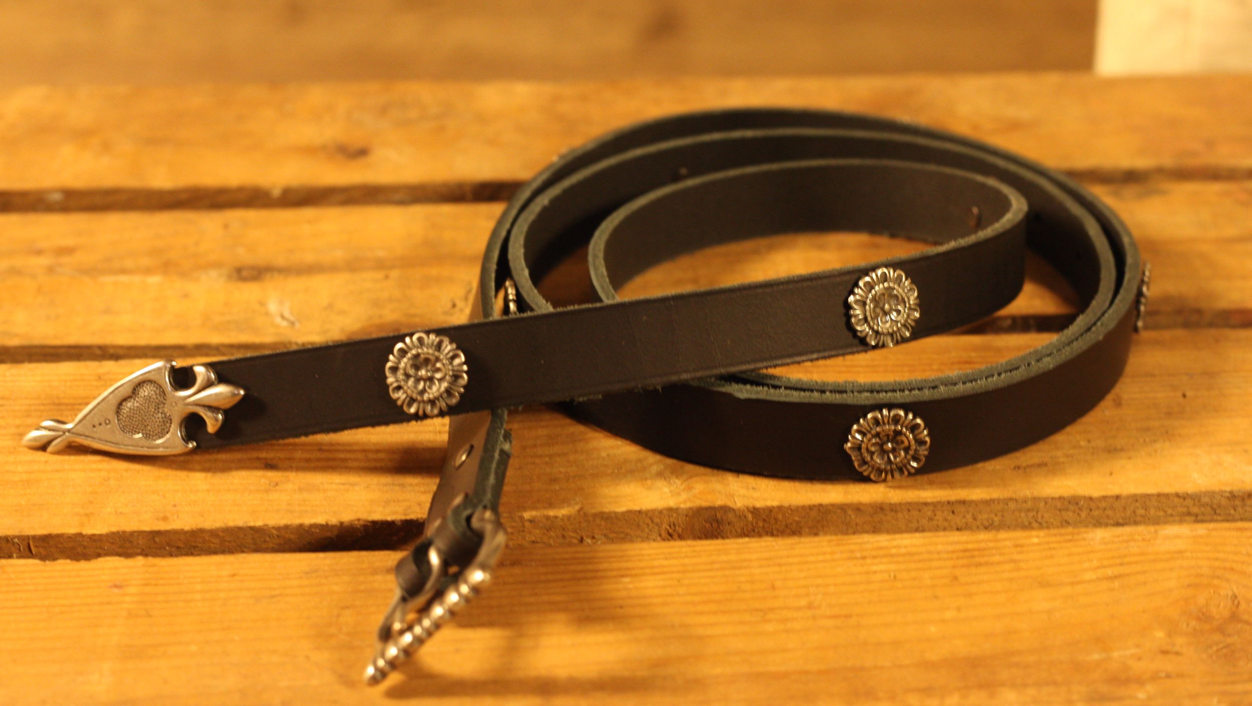 Spätmittelalterlicher Langgürtel mit Ziernieten