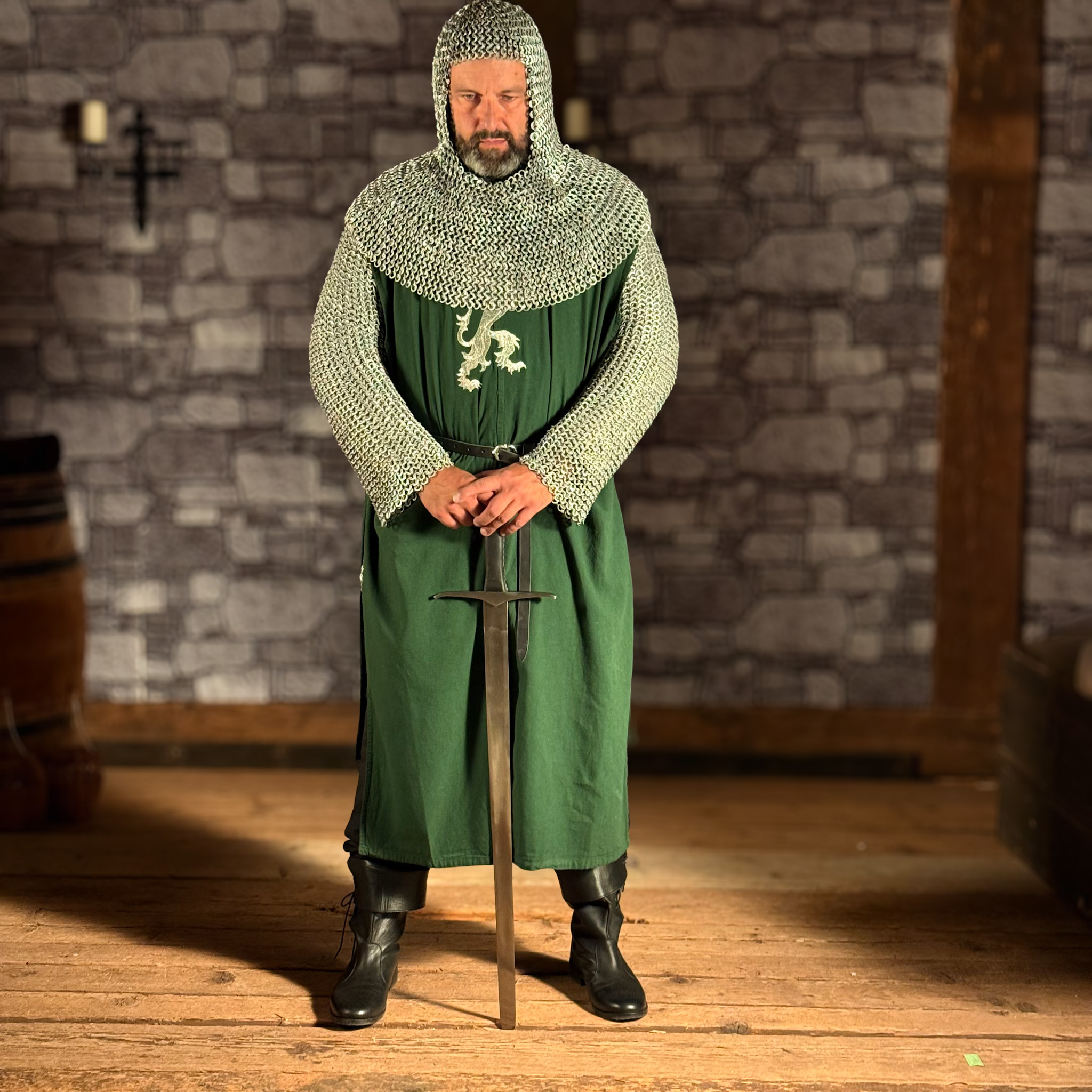 Grüner Wappenrock mit Stickerei Silberner Löwe