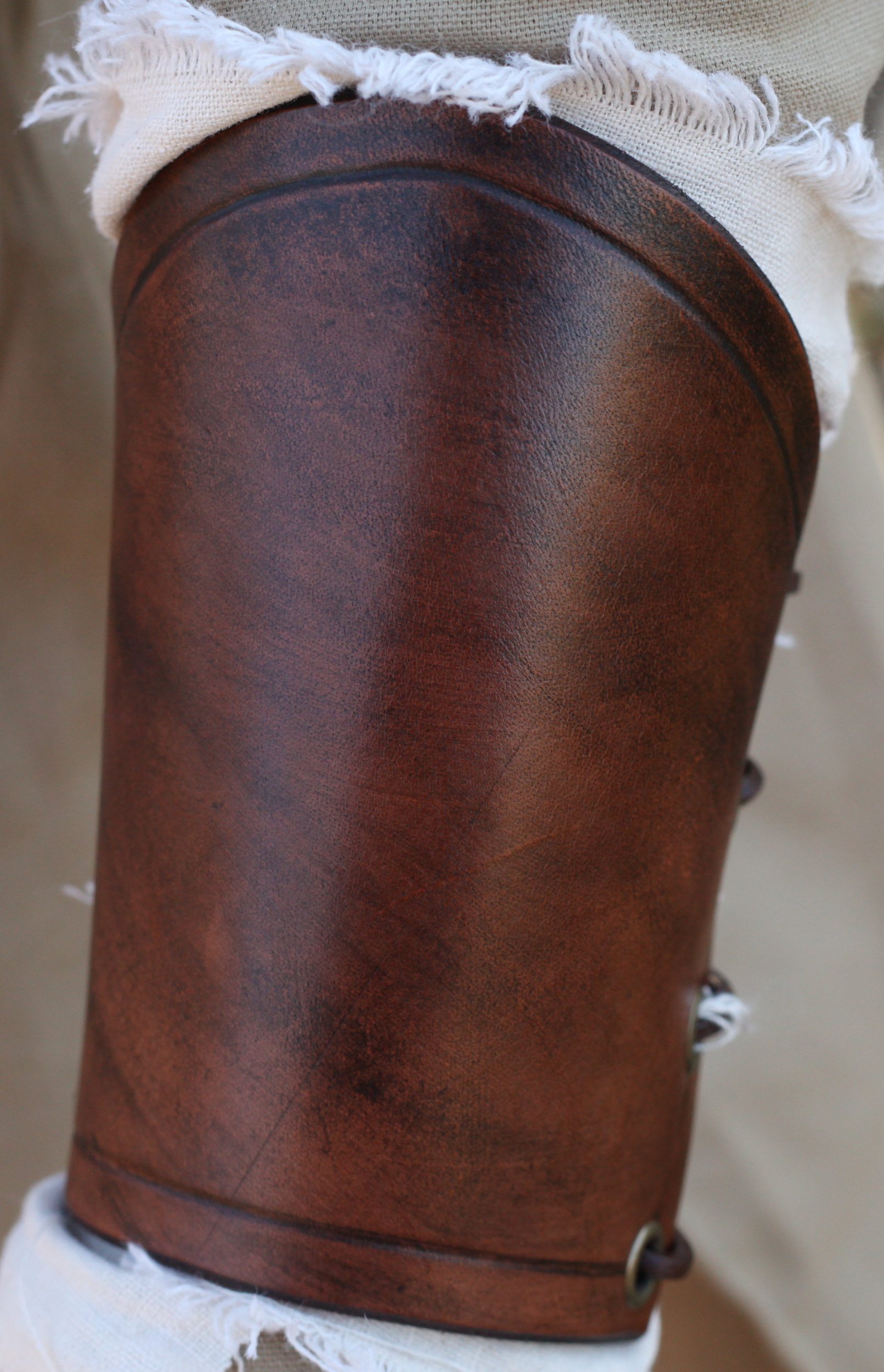 Kurze Lederarmschienen, geschnürt