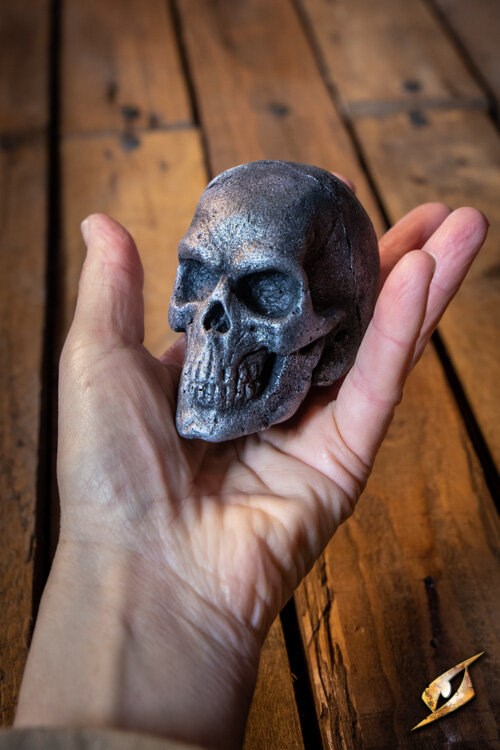 Kleiner Schädel aus Stahl