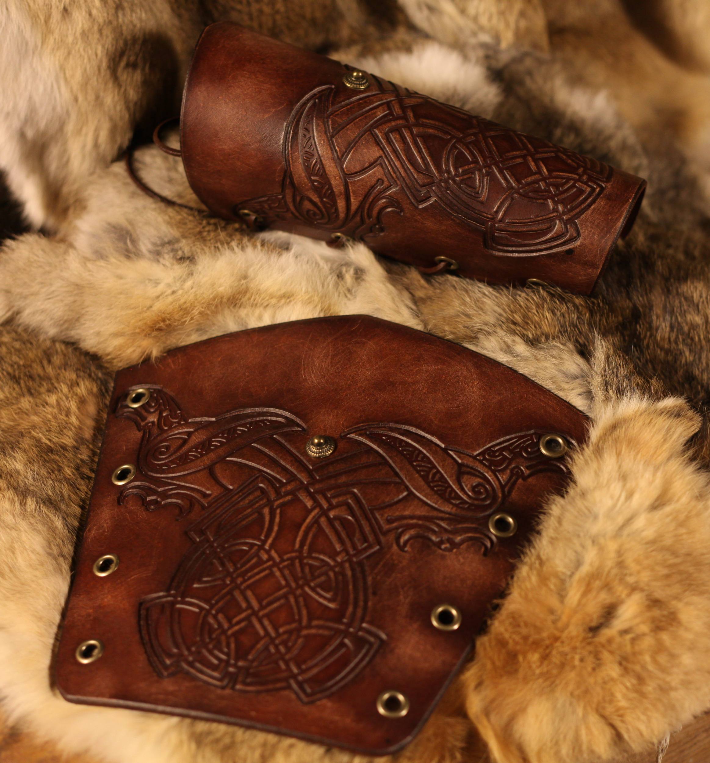 Leder-Armschienen Rabenprägung