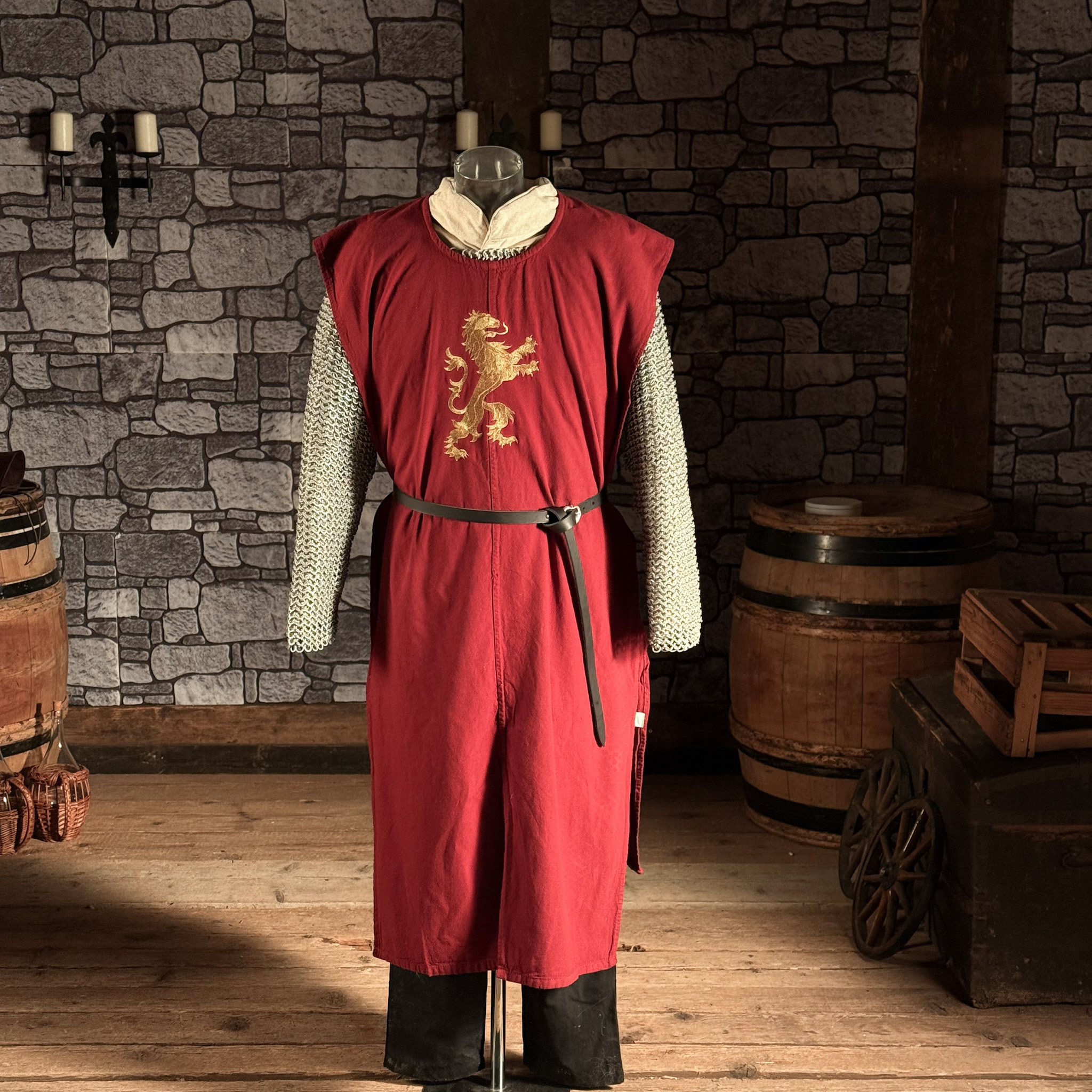 Wappenrock mit Stickerei Löwe