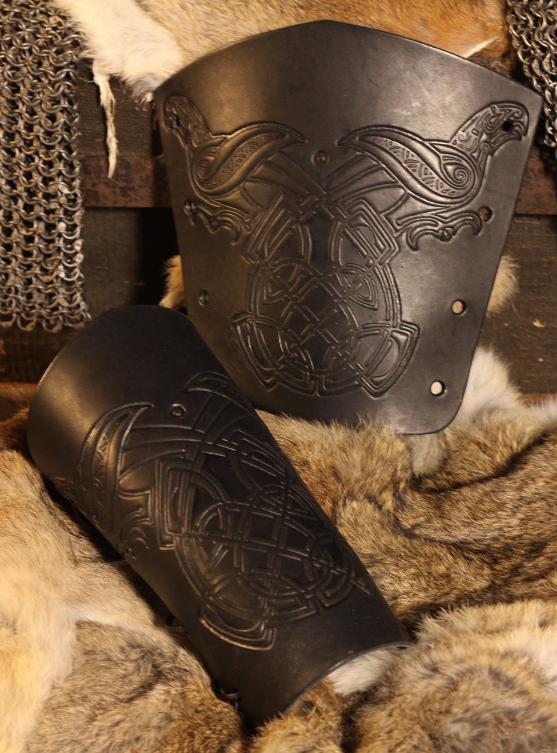 Leder-Armschienen Rabenprägung