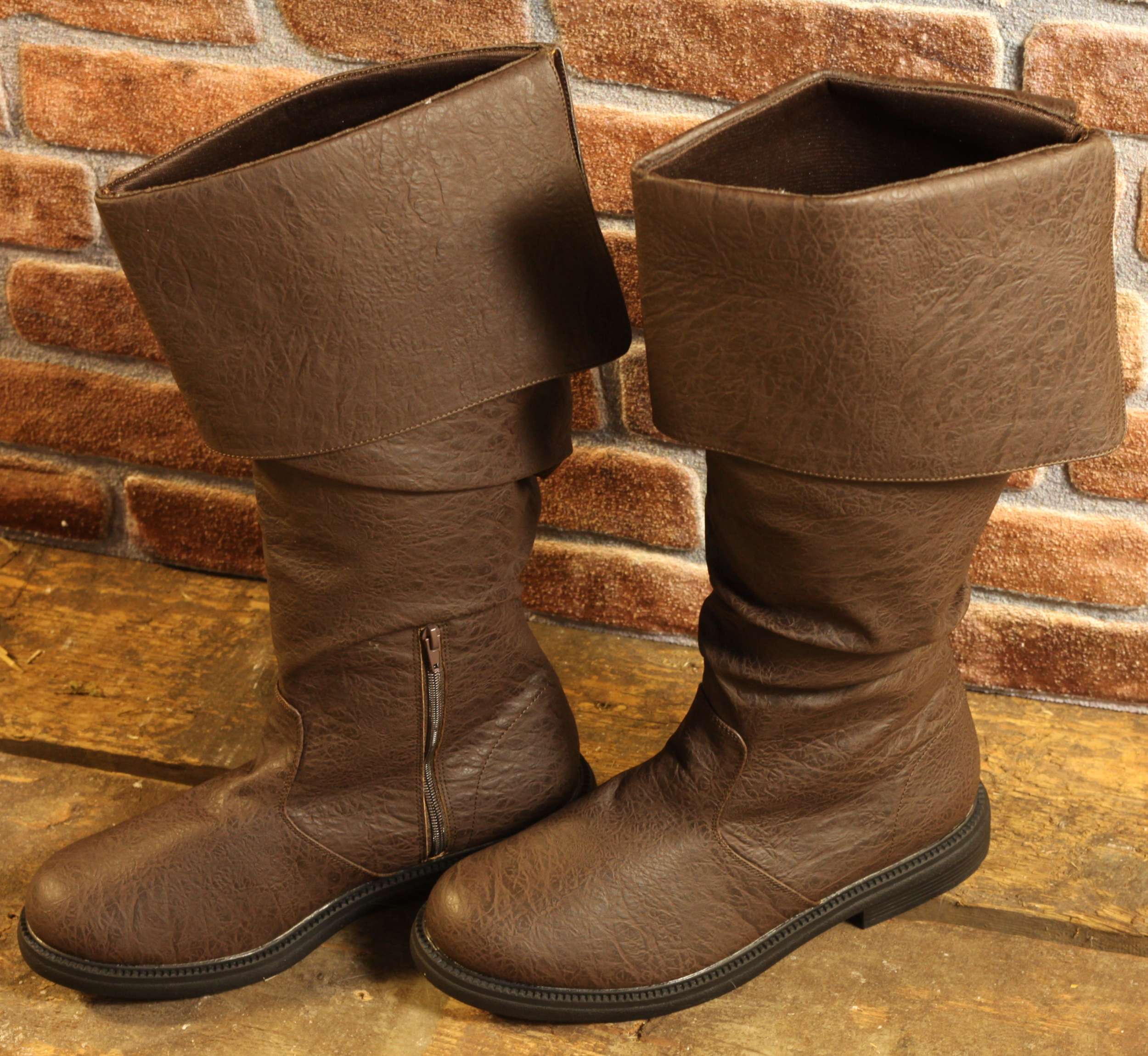 Braune Mittelalterstiefel mit Umschlag