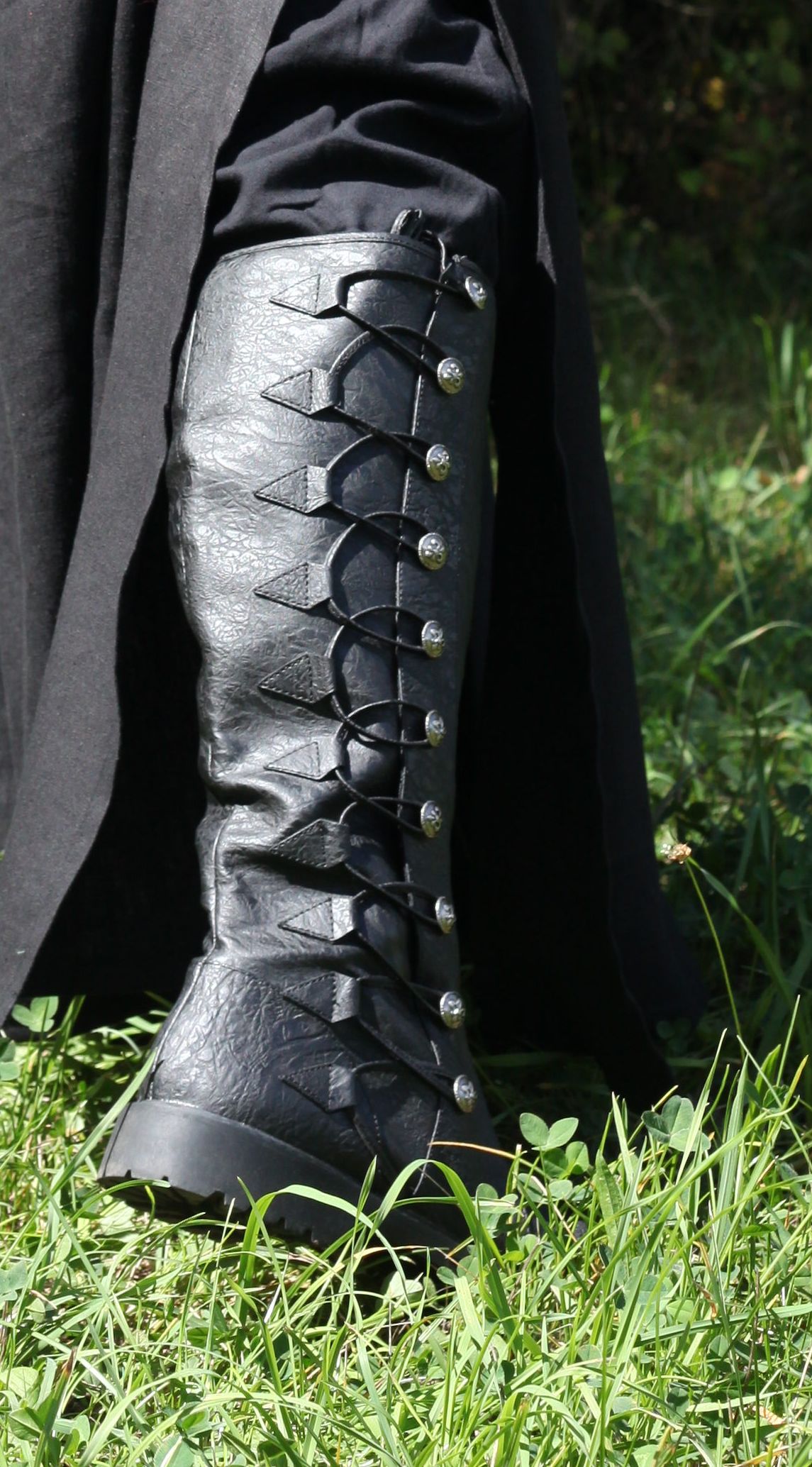 Schwarze Mittelalterstiefel, Zierschnürung