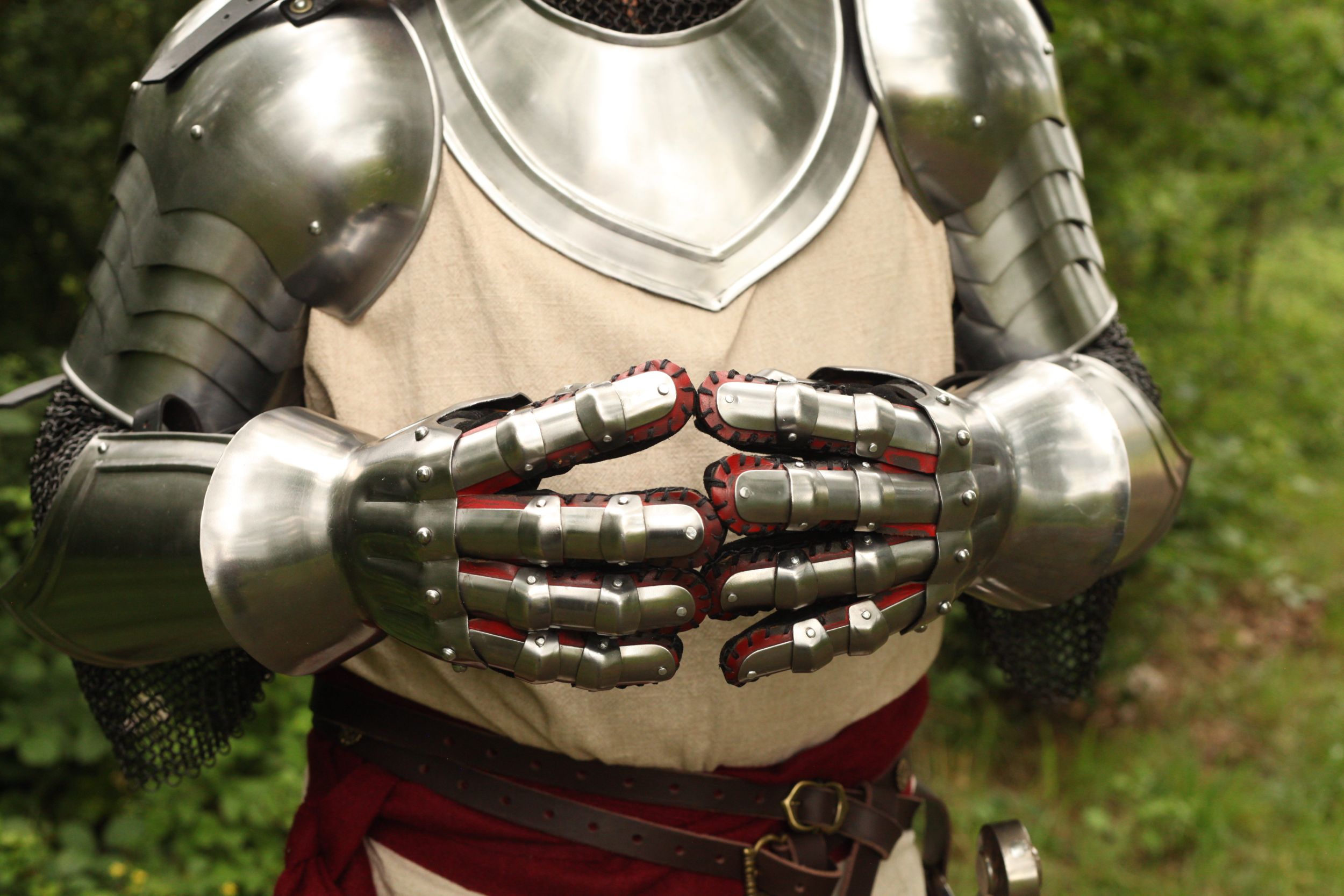 Mittelalterliche Sanduhr Stahlhandschuhe 14. Jhd.