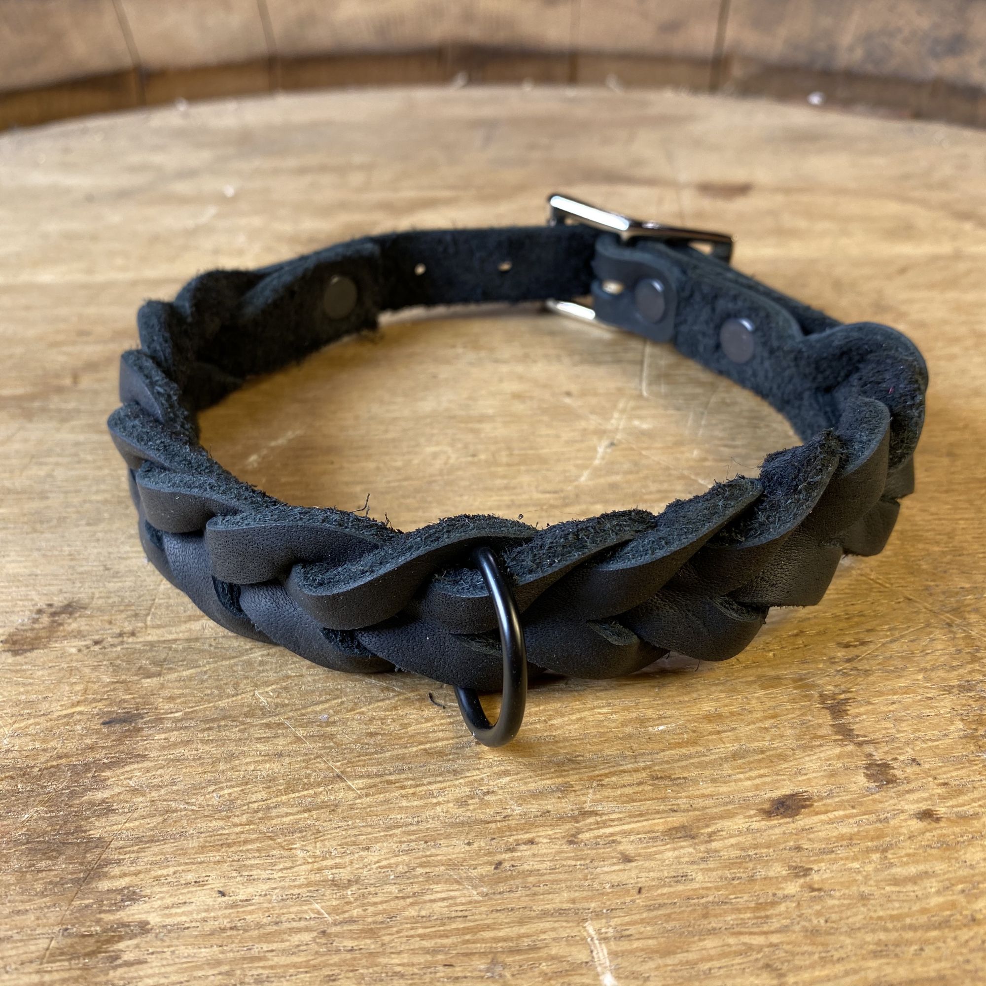 Hundehalsband aus Leder, geflochten