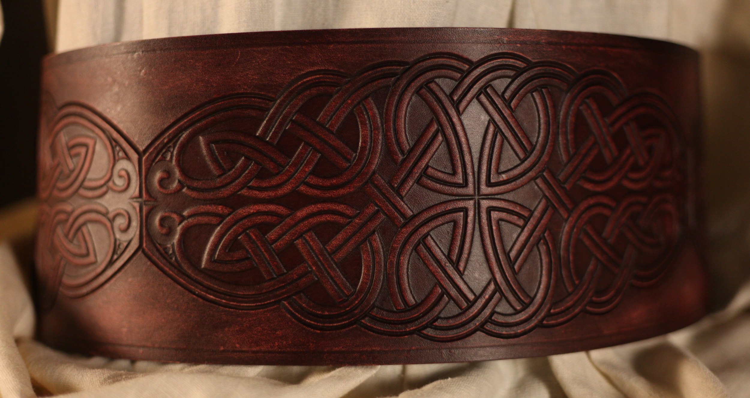 Breiter LARP Ledergürtel, weinrot