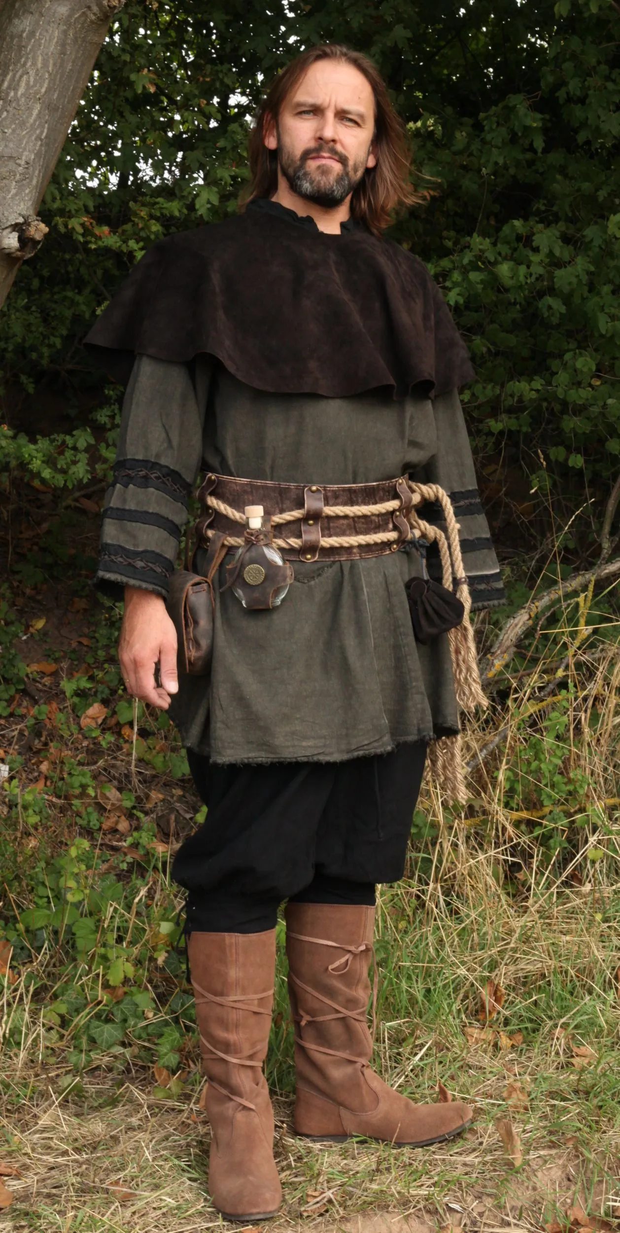 Breiter Ledergürtel mit Seilen