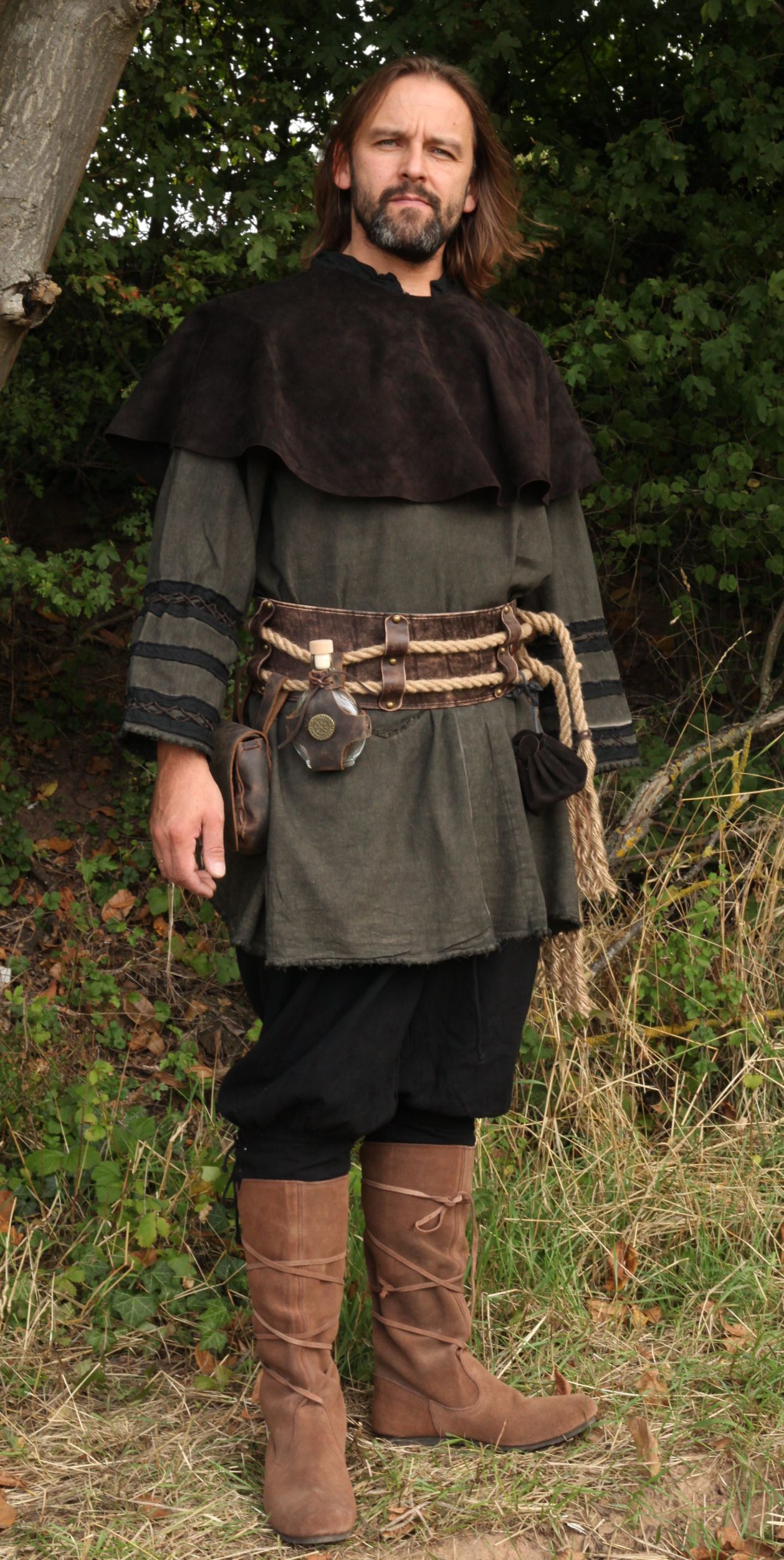 Breiter Ledergürtel mit Seilen